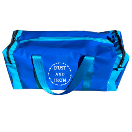 “Medium travel gear bag with spacious main compartment and side end pockets”