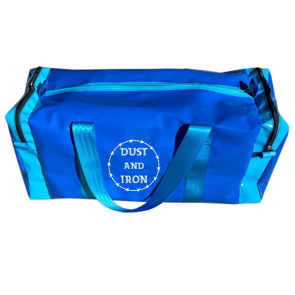 “Medium travel gear bag with spacious main compartment and side end pockets”